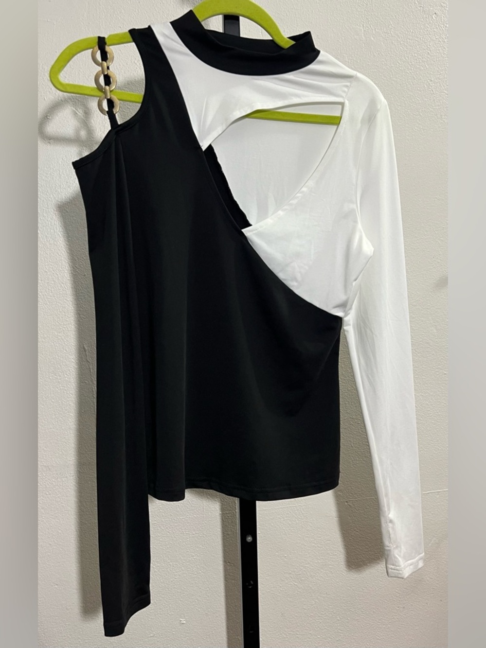 Chic Me Color block Black & White Cutout Long Sleeve Top long-sleeved turtleneck - Picture 4 of 9